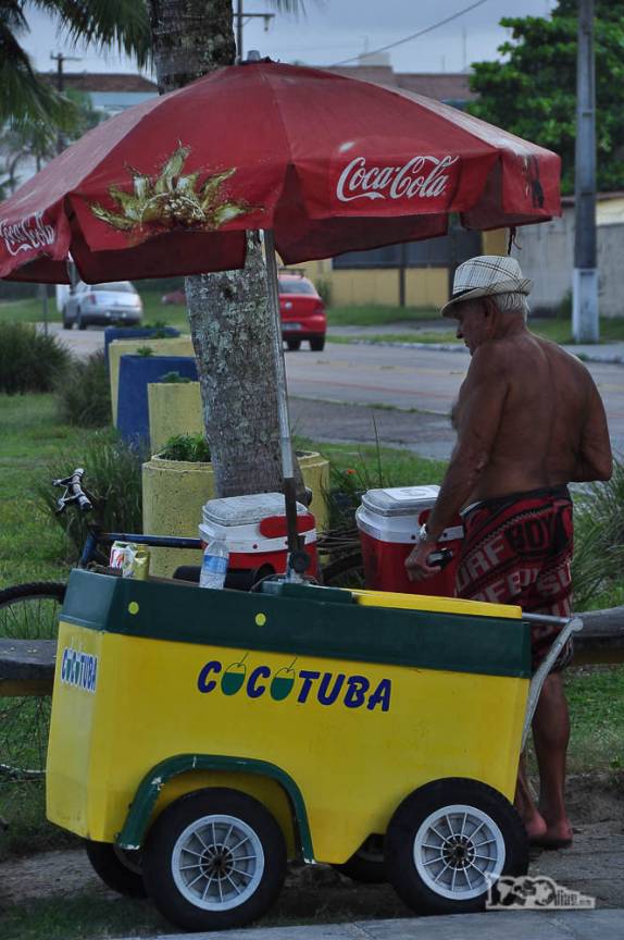 Vendedor de coco em praia de Guaratuba, no litoral do Paraná